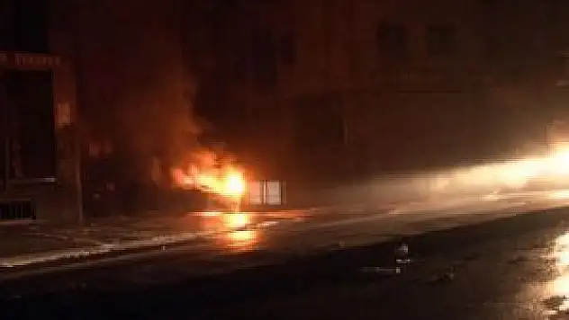 İstanbul'da yoldan geçen sürücüyü kurşunlayıp, aracını yaktılar!