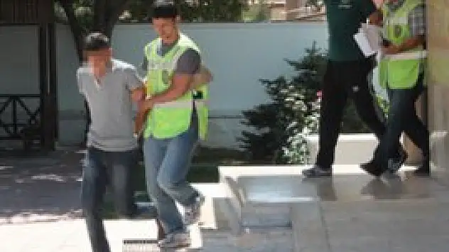 Sahte bilezikleri çaldılar