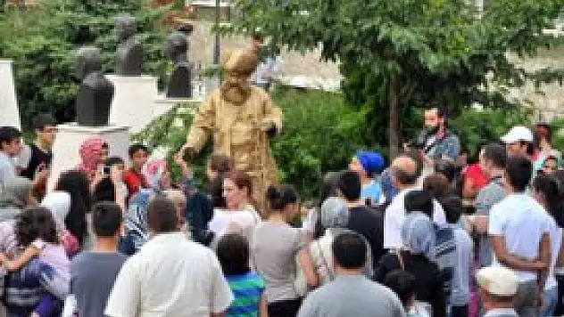Akşehir'de pandomim ve canlı heykel gösterisi