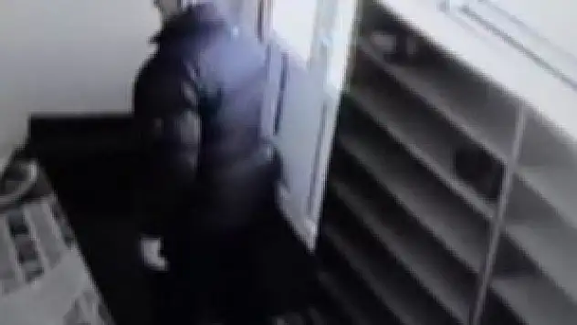 Yaşlı adam, imamın ayakkabısını böyle çaldı