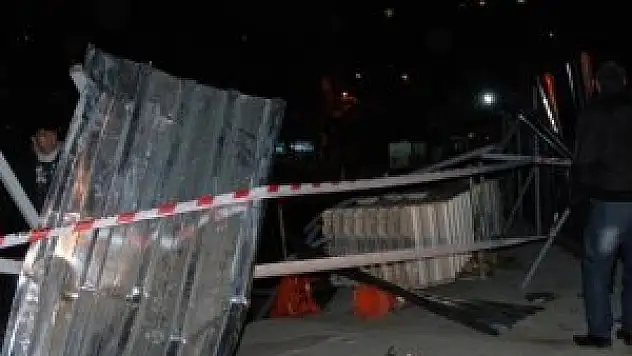 Beyoğlu'nda 15 metrelik inşaat sahasına uçan araçtan sağ çıktılar