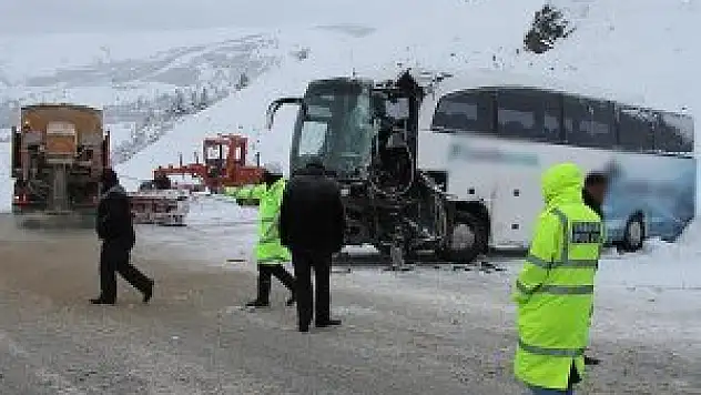 Erzincan'da otobüs ile iş makinesi çarpıştı: 23 yaralı
