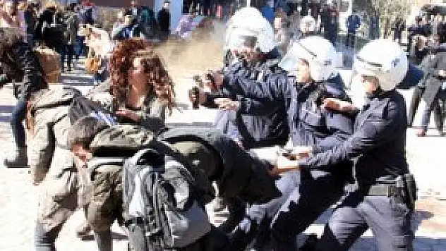 Üniversitede afiş gerginliği: 2 gözaltı