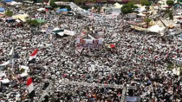 Darbe karşıtları meydanları doldurdu