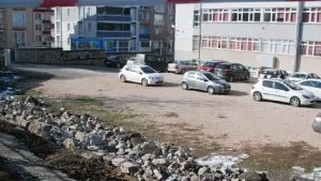 Tokat'ta okulun istinat duvarı çöktü