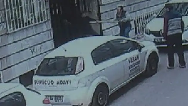 Hırsızlarla ev sahibinden sokak ortasında sopalı düello