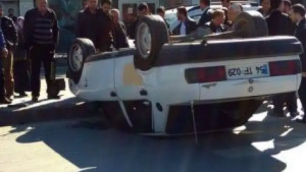 Tabelaya çarpan araç ters döndü