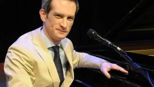 Anthony Strong İstanbul'da konser verdi