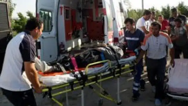 Çöken çardakta iki kişi yaralandı