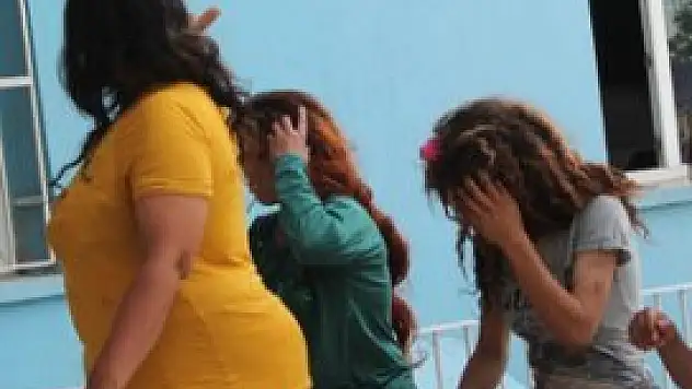 Hırsızlar gazetecilere terlik fırlattı