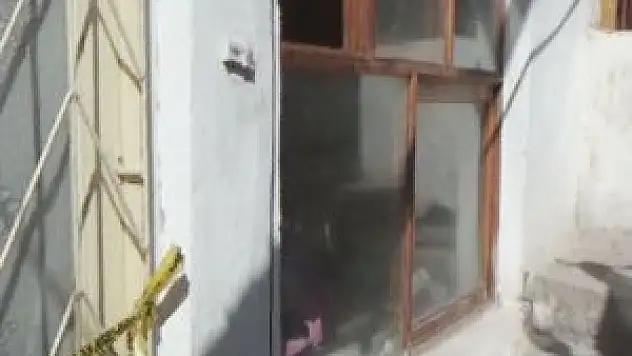 3 günlük bebeğini bıçakla öldürerek poşete koydu