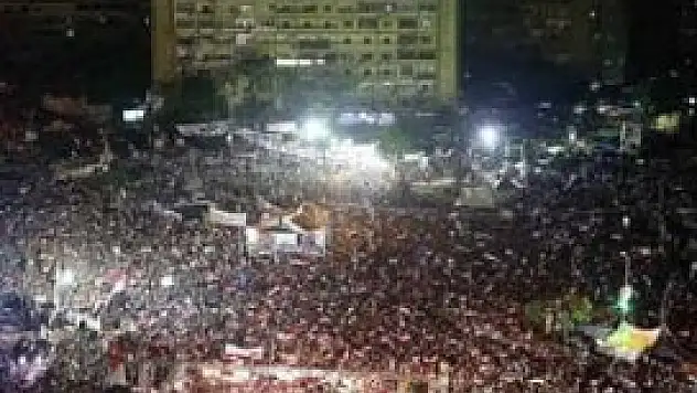 Darbe karşıtları Kahire'de tek vücut oldu