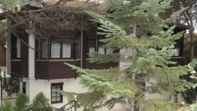 Asansör olmadığı için evini satıyor!