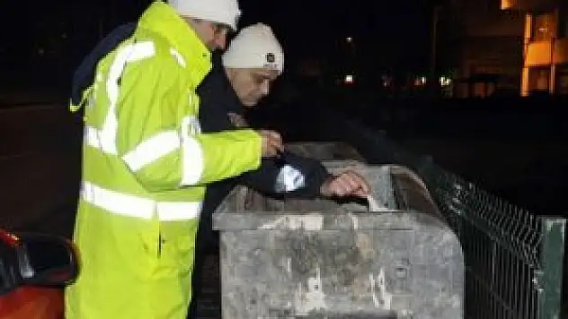 Yaşlı adam sırtından bıçaklanmış halde bulundu