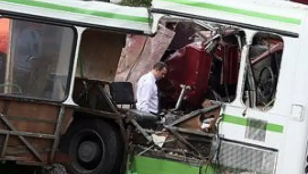 Moskova'da tır otobüsü biçti