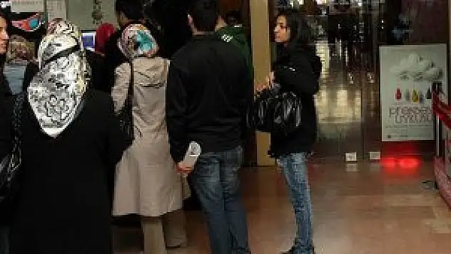 Sinema salonlarına günde 166 bin kişi gitti