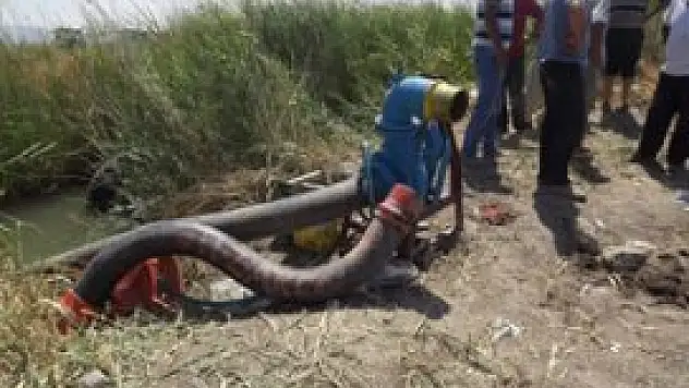 Traktör dereye devrildi 1 ölü