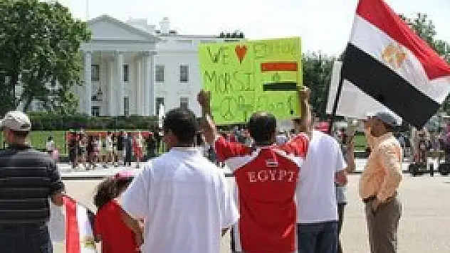 Beyaz Saray önünde Mursi'ye destek gösterisi