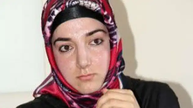 Okula gönderilmeyen kızlara model oldu