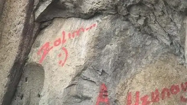 Tarihi anıta yazıya soruşturma