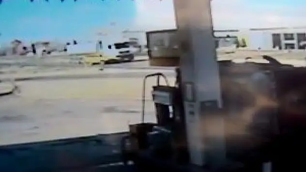 Trafik kazası güvenlik kamerasında