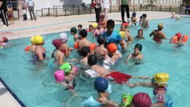 Seydişehirli çocuklar yüzme öğreniyor
