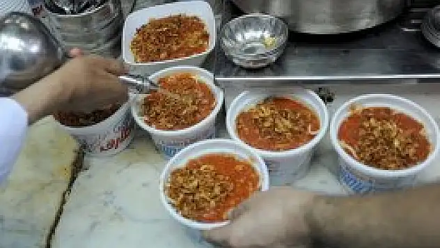 Yemekten zehirlenen 20 öğrenci öldü