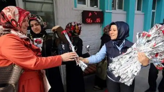 Beyşehir zabıtasından kadınlara karanfil