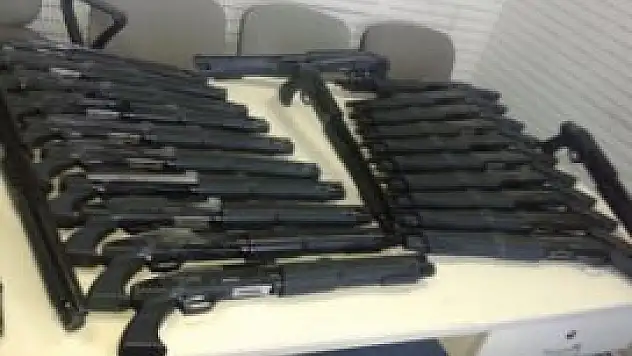 Kargodaki ruhsatsız tüfekler polise takıldı