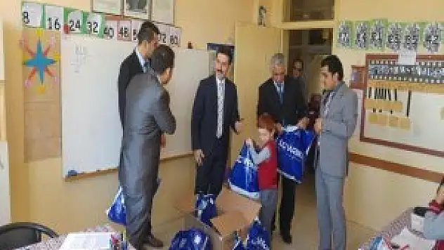 Derebucak'ta öğrencilere kıyafet yardımı