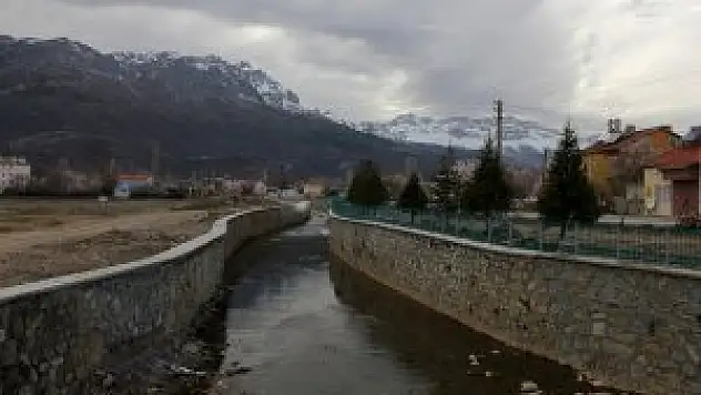 Seydişehir'de Akçay deresinin kenarlarına korkuluk yapılıyor