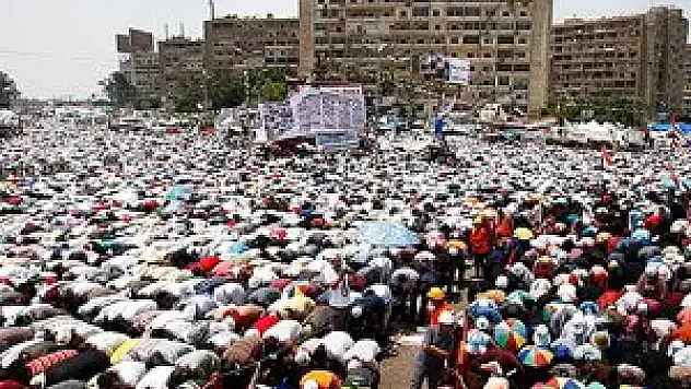 Adevviye Meydanı'nda cuma namazı