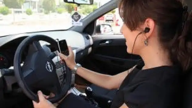 Trafikte telefonla konuşana ceza yağdı