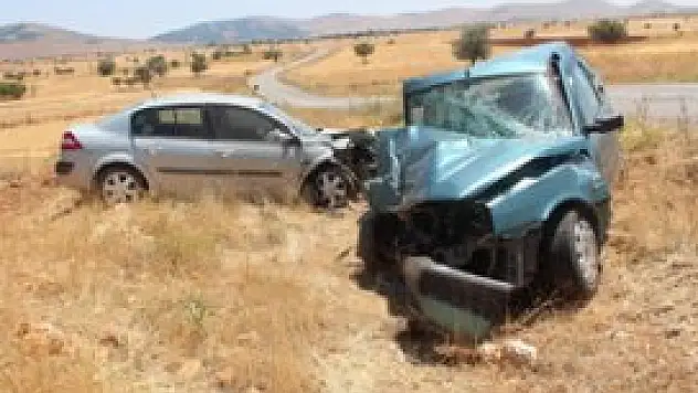 Kafa Kafaya çarpıştılar 8 yaralı