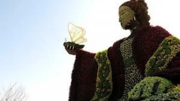 İnsanlık tarihini bitki heykelleriyle anlattılar