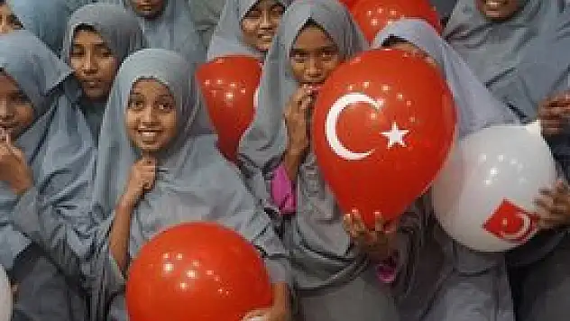 Sri Lankalı yetimleri sevindirdiler