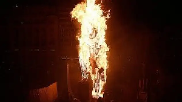 'Las Fallas Festivali'nde dev kuklalar ateşe verildi