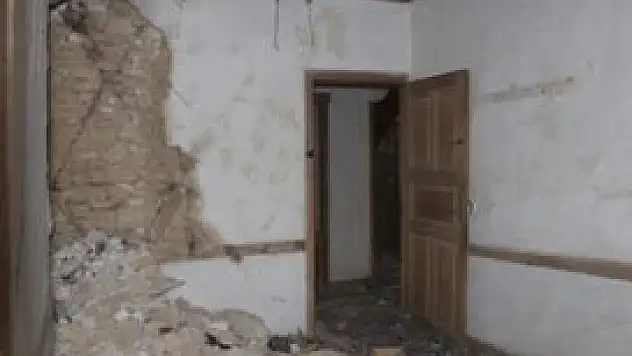 Asırlık konak çöküyor
