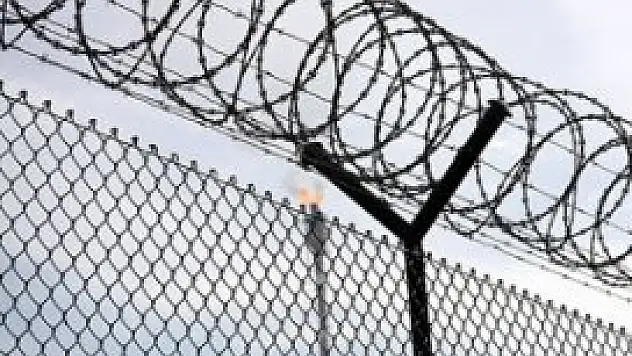 Baskınlarda 100 mahkum kaçtı