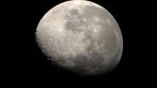 Ay'ın ekseni değişti