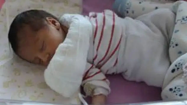 Bant yerine bebeğin parmağını kesti!