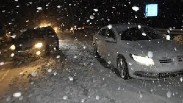 Seydişehir'de araçlar kar nedeniyle yolda kaldı