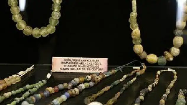 Asırlık cam takılar göz kamaştırıyor