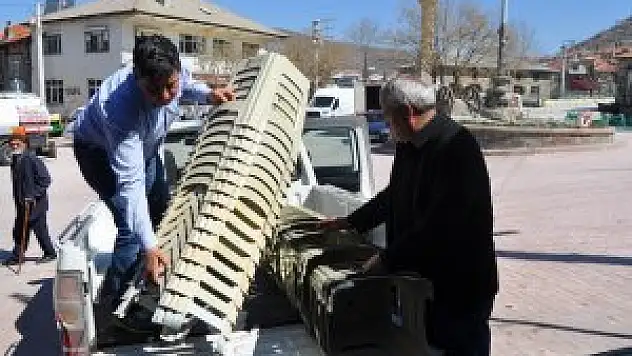 Seydişehir Belediyesi mezarlık ve taziye evleri için tabure dağıttı