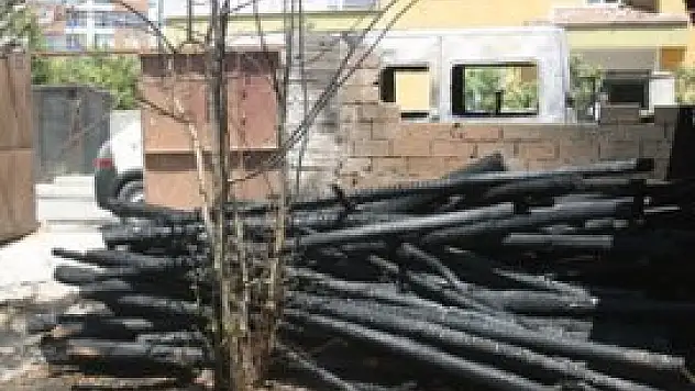 Tutuşan odunlar minibüsü yaktı