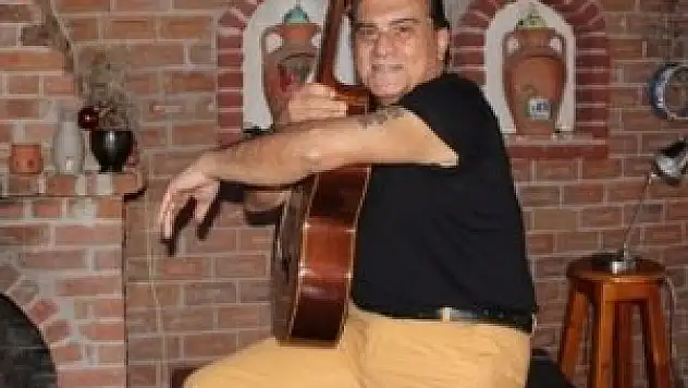 Ünlü şarkıcı hayatını kaybetti