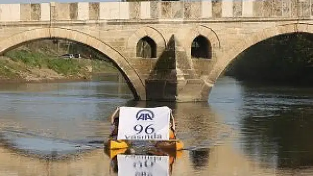 Tunca Nehri'nde 'Anadolu Ajansı 96 Yaşında' yazılı pankart açıldı