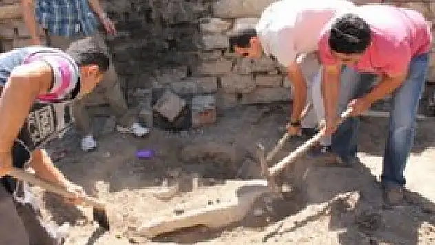 Evinin bahçesinde gömülü tarihi heykel bulundu