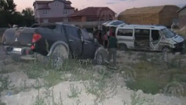 Kamyonetle minibüs çarpıştı 9 yaralı