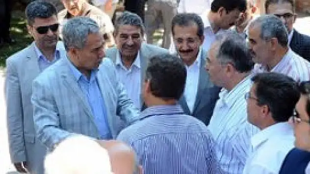 Arınç merhum aile fertleri için mevlit okuttu